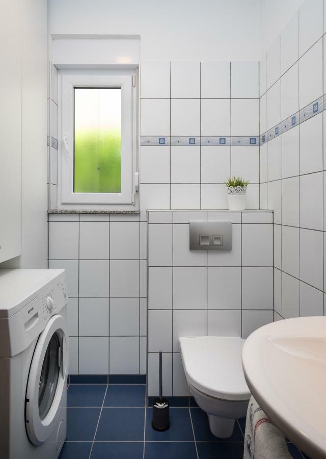 Apartments Biba Malinska Eksteriør billede